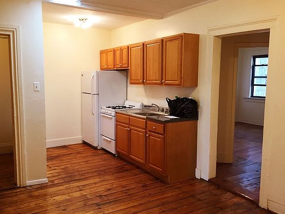 3rd image of 392 Van Brunt St APT 1