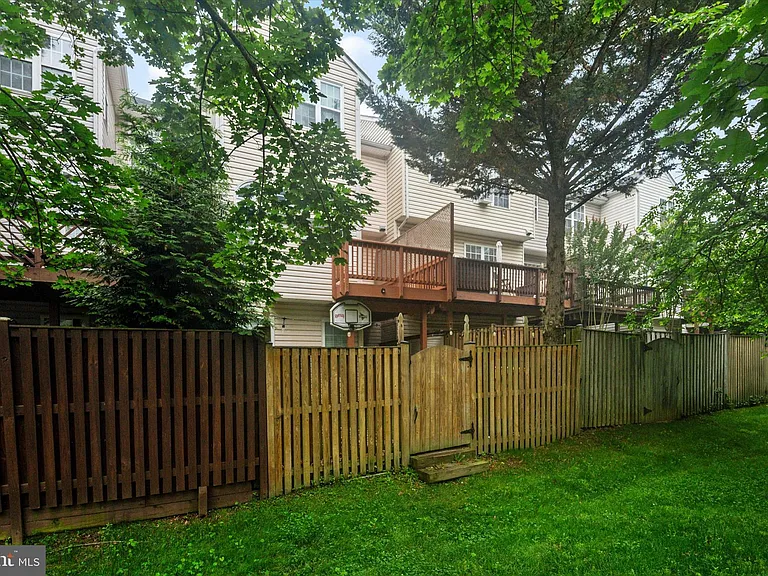 824 Stonehurst Ct — Photo 34