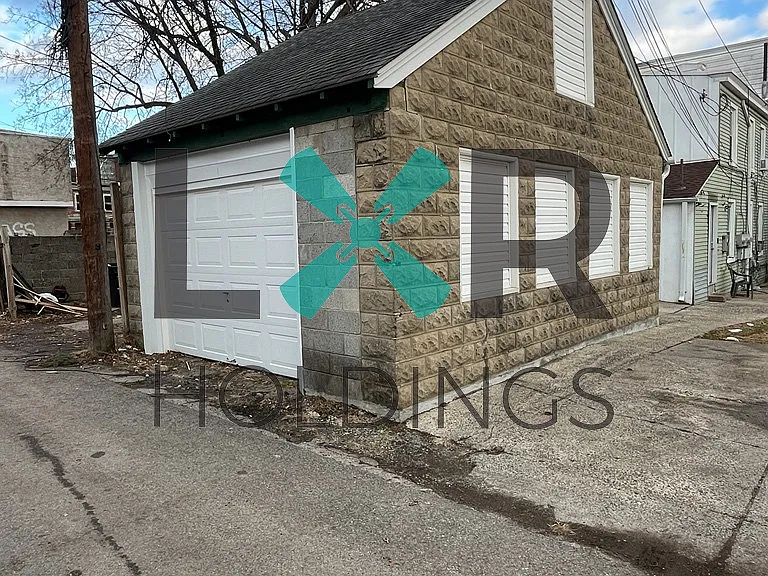 661 Chain St — Photo 5