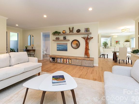 4th image of 301 Crowfields Dr