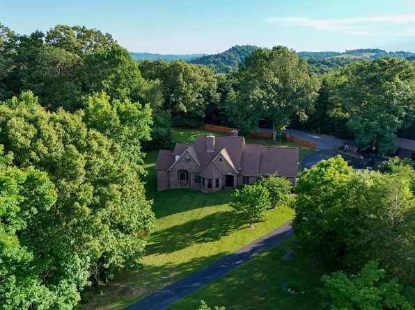 420 Fairway Estates Dr, Blountville, TN 37617