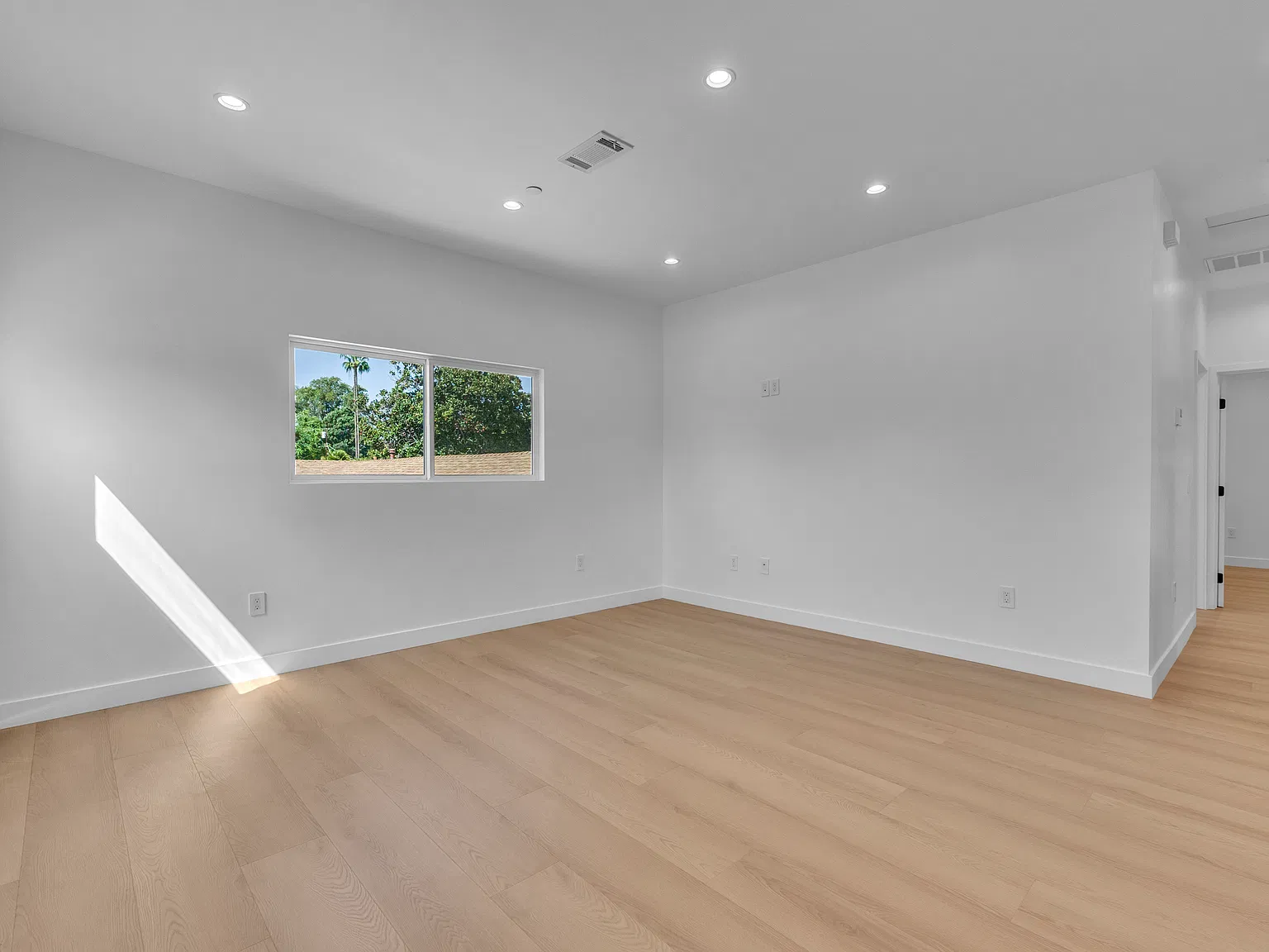 2 bed, 855 sqft, $3,150 — Photo 4