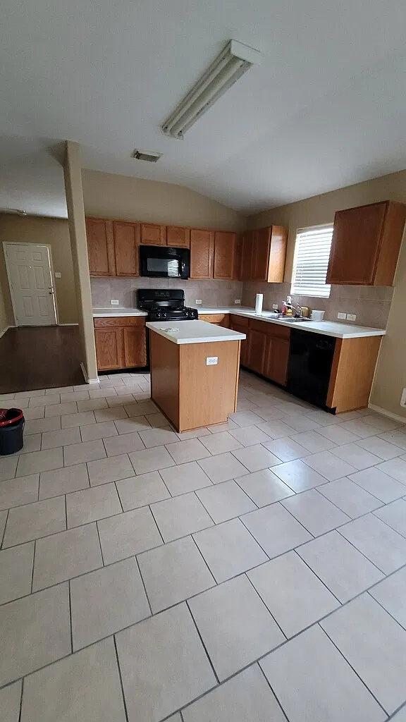 4 bed, 1830 sqft, $1,900 — Photo 3
