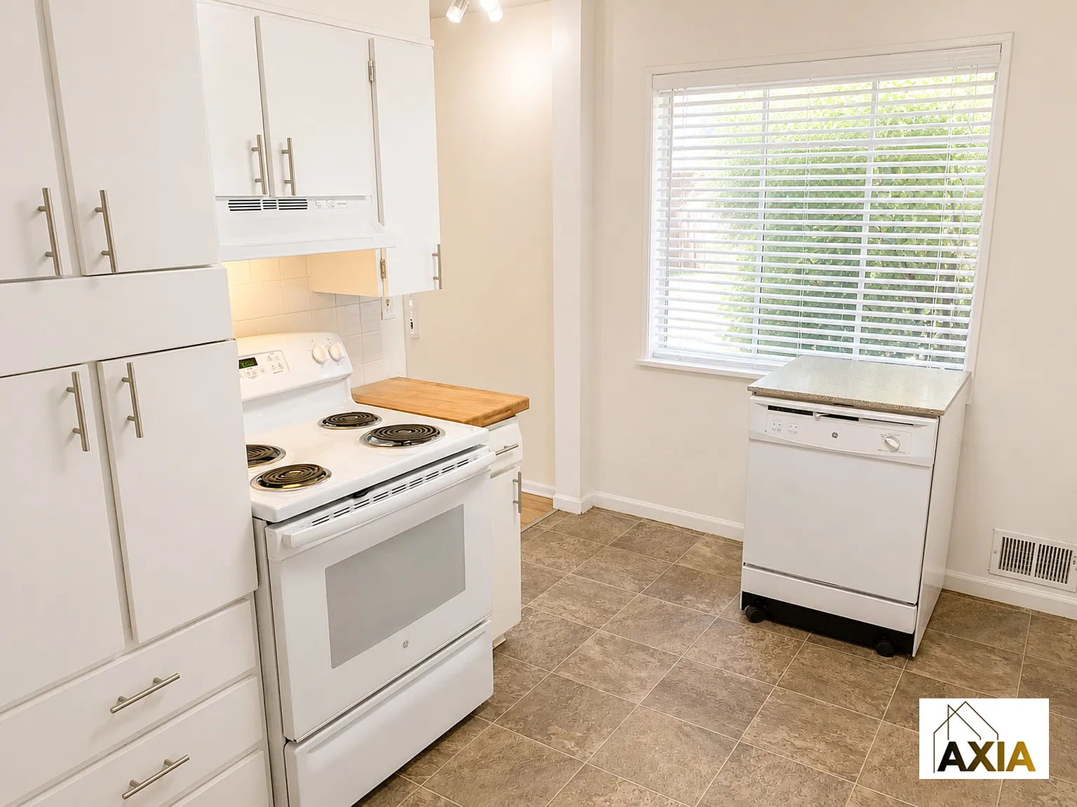 3 bed, 1.5 bath, 1152 sqft, $3,000 — Photo 2