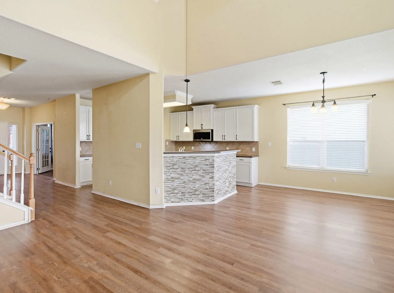 4 Bedrooms, Soaring Ceilings, Office, Game Room & Community Pool — Photo 4