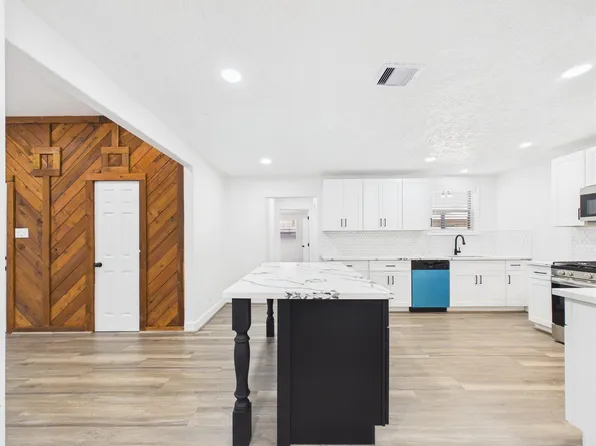 1210 Connie St, Alvin, TX 77511