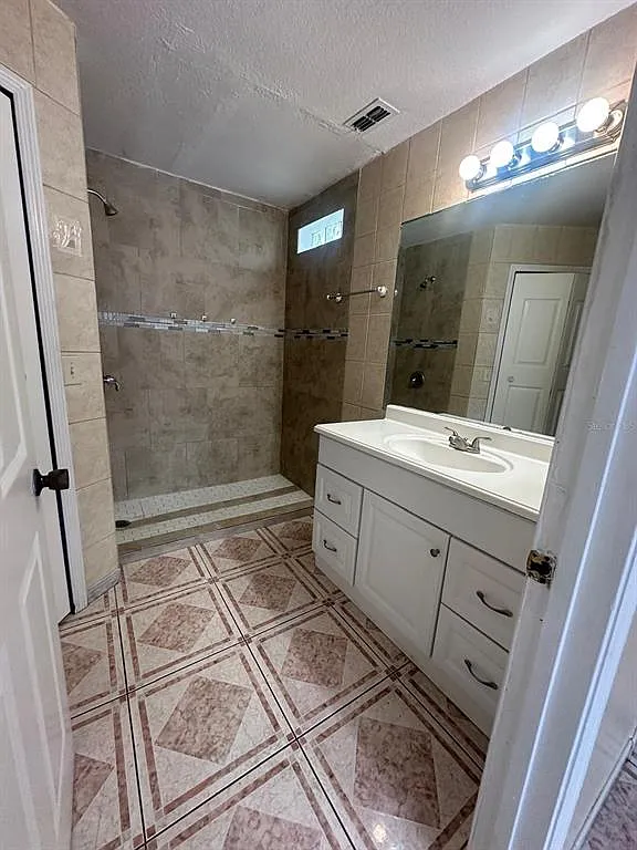 3 bed, 2.0 bath, 1396 sqft, $2,000 — Photo 2