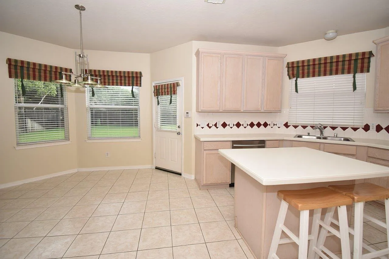 3 bed, 2.5 bath, 2704 sqft, $2,600 — Photo 3