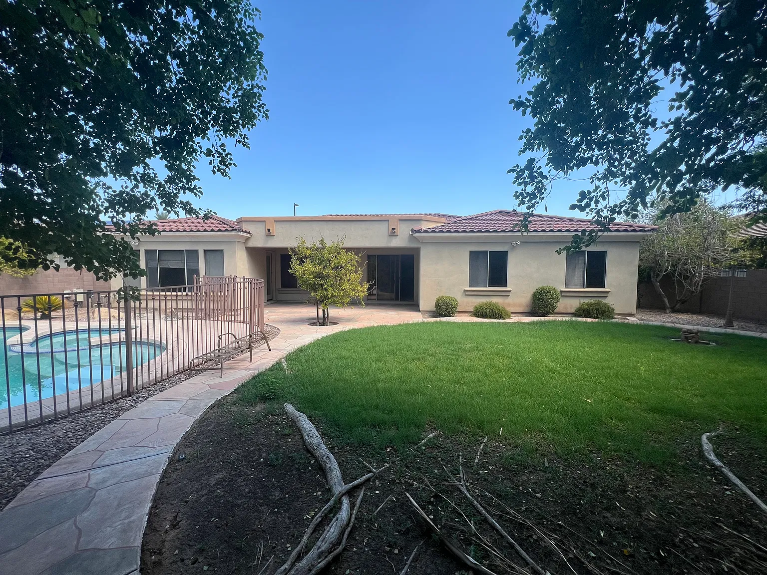 6 bed, 4458 sqft, $3,800 — Photo 2