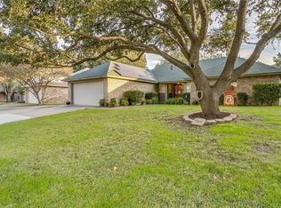 208 Timber Creek Dr, Burleson, TX 76028