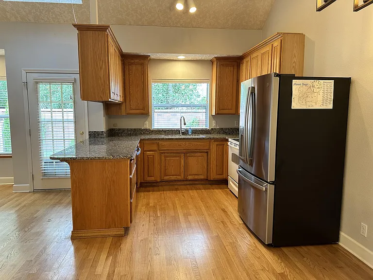 330 E College St — Photo 4
