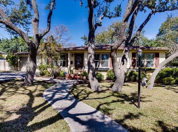 2nd image of 1046 Bluebonnet Dr
