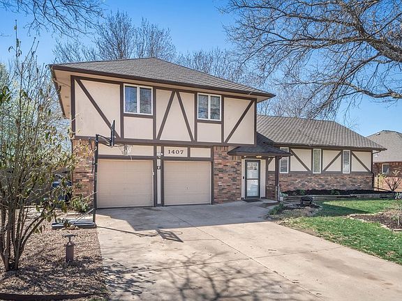 3rd image of 1407 E Evergreen Ln