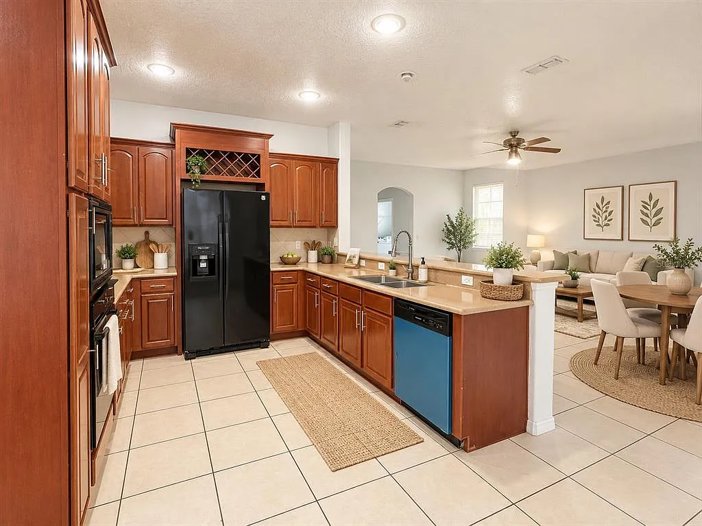 4 bed, 2.5 bath, 2944 sqft, $2,875 — Photo 2
