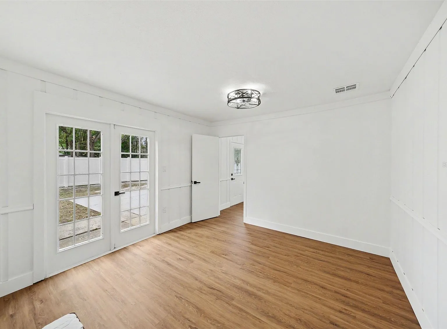 3 bed, 1.5 bath, 1225 sqft, $2,533 — Photo 2
