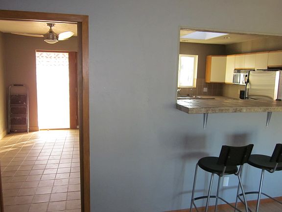 3rd image of 715 E Vista Del Cerro Dr
