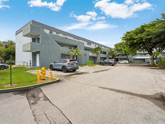 2nd image of 9371 Fontainebleau Blvd APT I201
