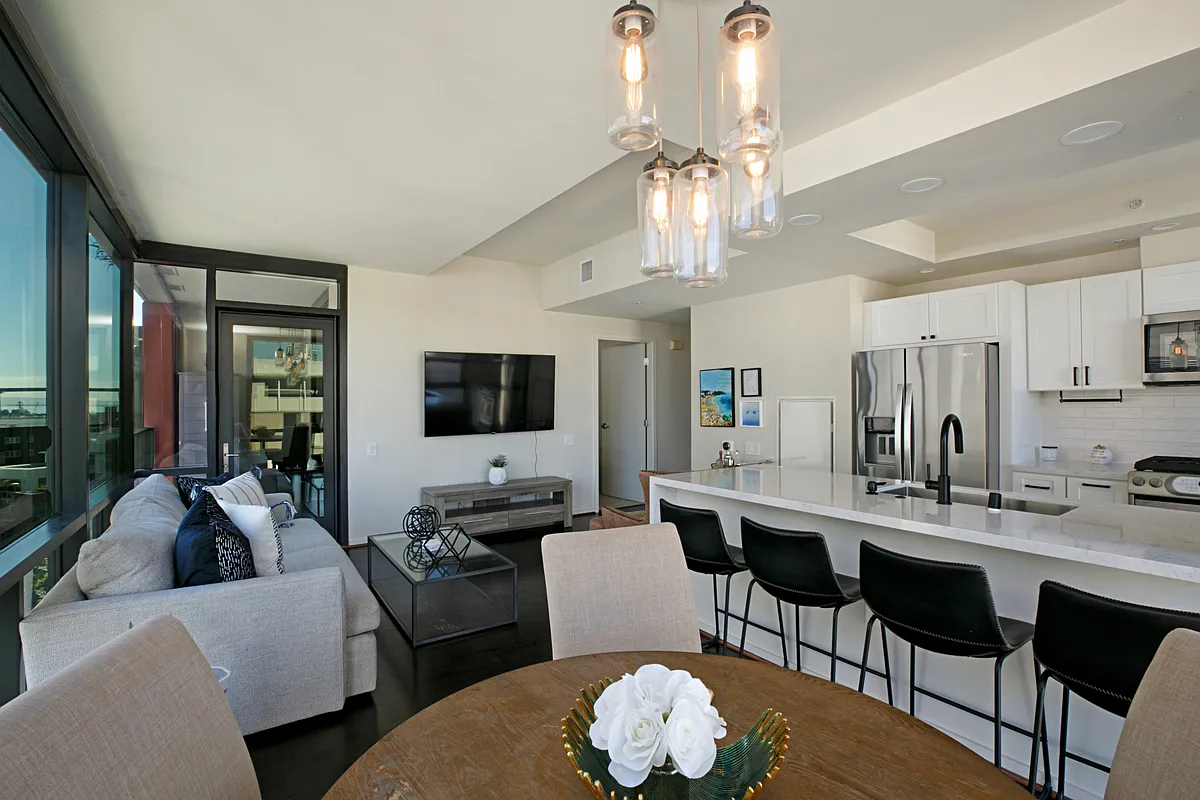 2 bed, 950 sqft, $5,000 — Photo 3