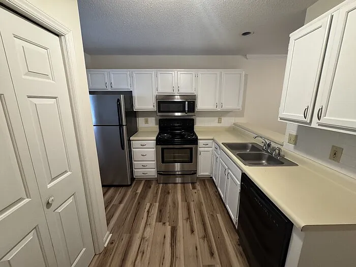 2 bed, 1.5 bath, 1066 sqft, $1,495 — Photo 3