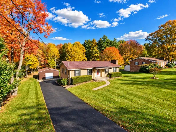 326 Mont Phillips Rd, Shady Spring, WV 25918