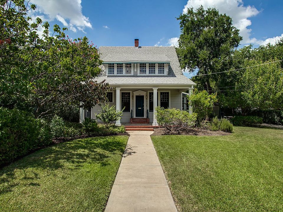 1st image of 221 W Mistletoe Ave