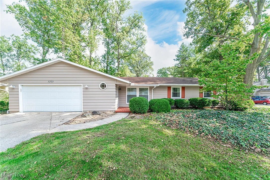 1371 Beechview Dr photo 1