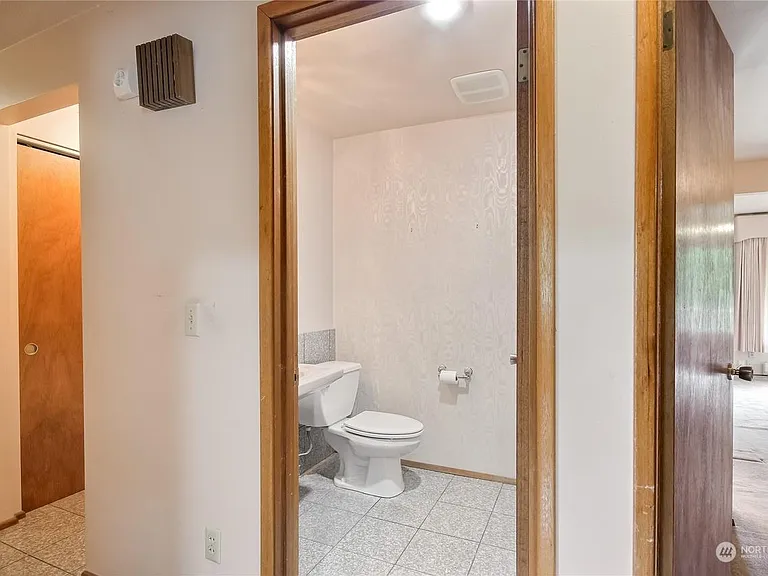 3527 Shattuck Ave S — Photo 10