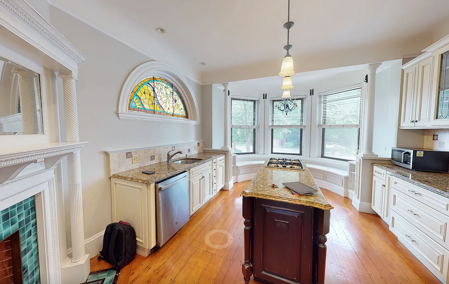 2 bed, 1300 sqft, $4,700 — Photo 3