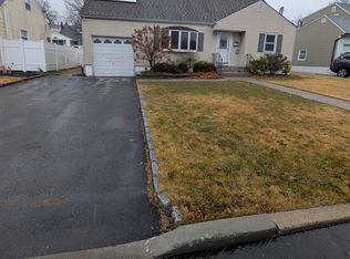 516 Beechwood Rd, Linden, NJ 07036