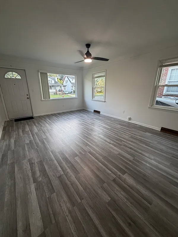 3 bed, 2.0 bath, 1176 sqft, $2,300 — Photo 2