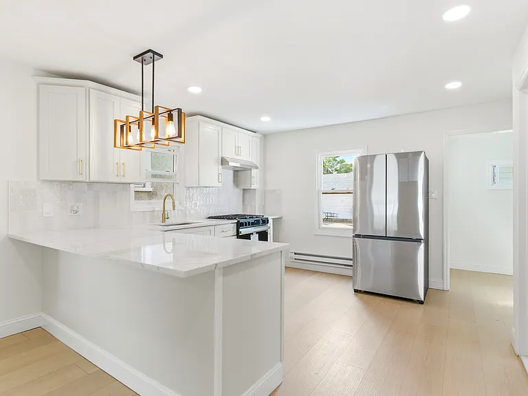 475 Burnside St — Photo 13