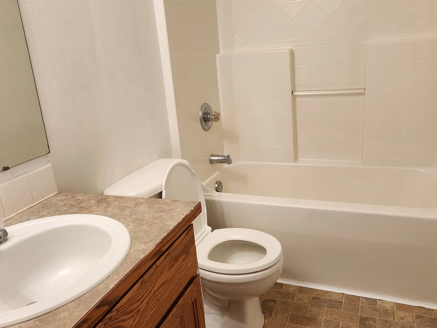 5 bed, 2382 sqft, $3,200 — Photo 2