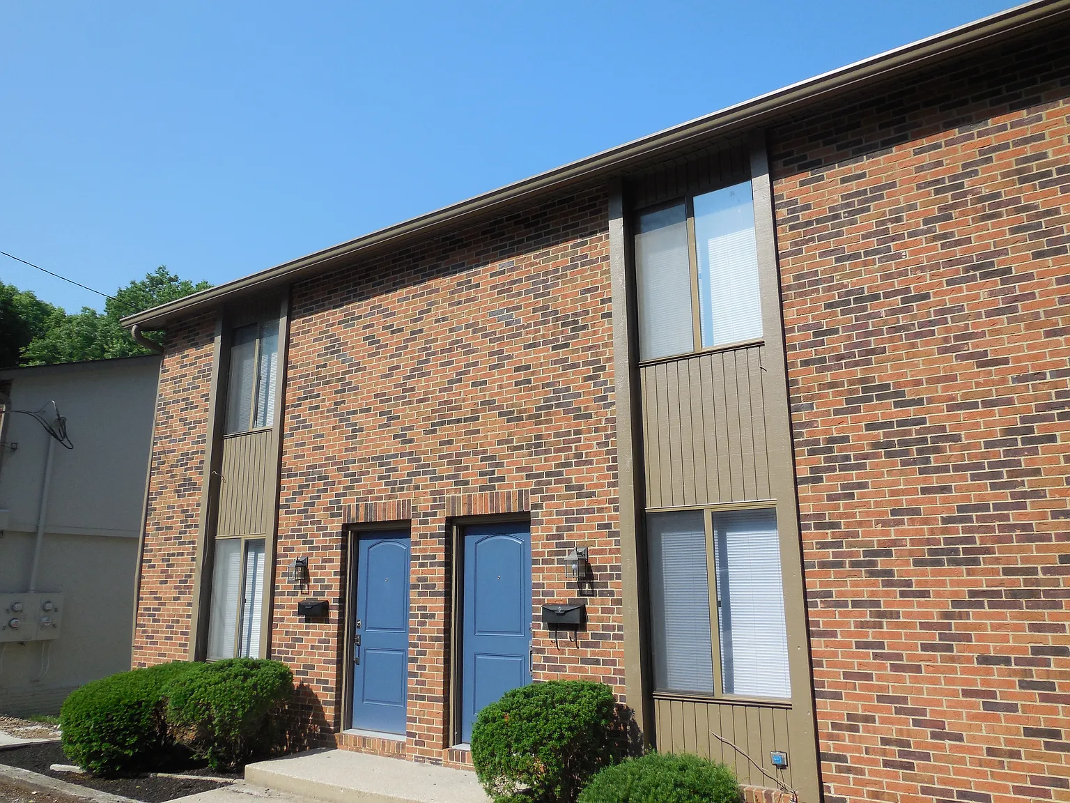 3 bed, 1.5 bath, 1418 sqft, $1,490 — Photo 1