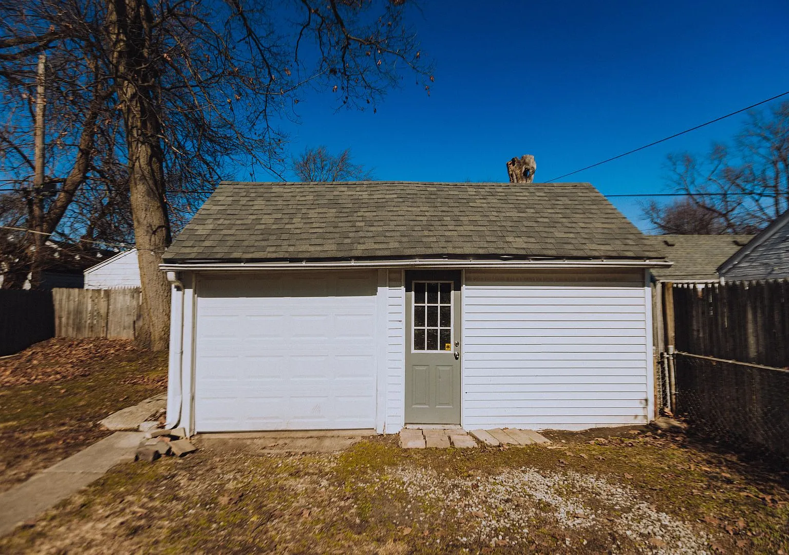 Very beautiful and updated three bedroom one bathroom house available for rent today! — Photo 3
