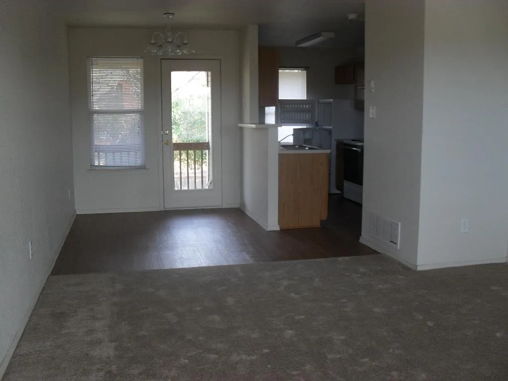2 bed, 1.5 bath, 950 sqft, $895 — Photo 2
