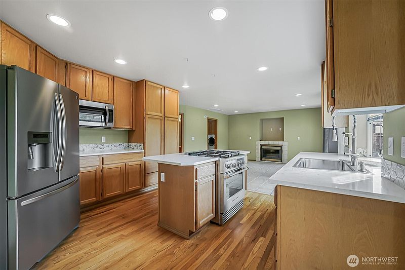4th image of 19810 11th Street E