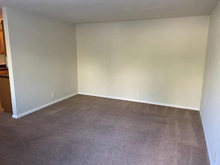 Adorable 1 Bedroom, 1 Bath Unit — Photo 3