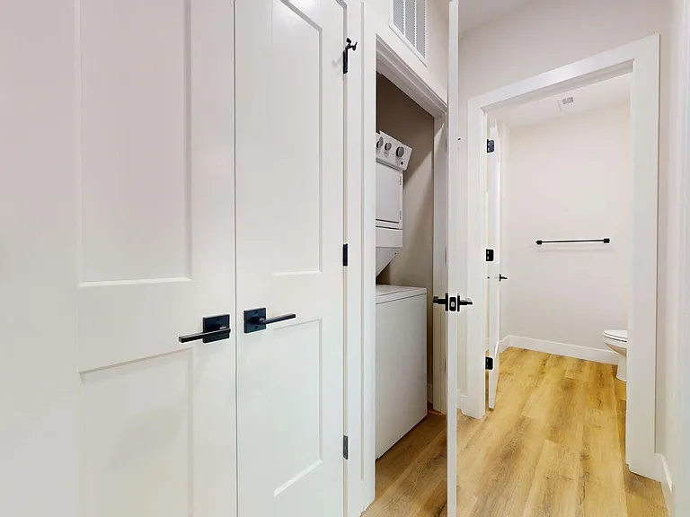 305 W Washington St — Photo 14