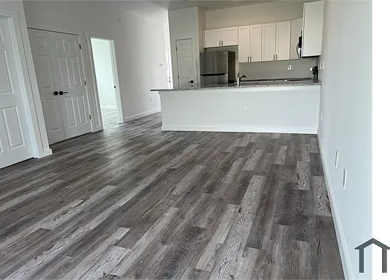 3 bed, 1200 sqft, $2,150 — Photo 3
