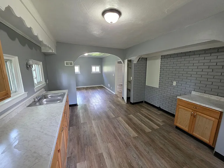 327 Glenwood Ave — Photo 3