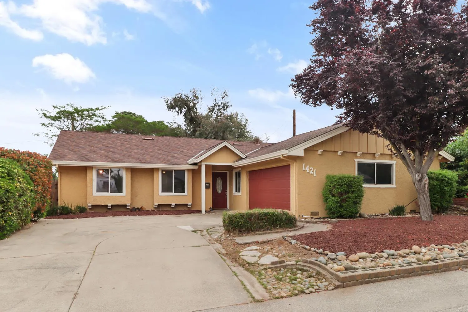 1421 Oakmont Dr photo 1