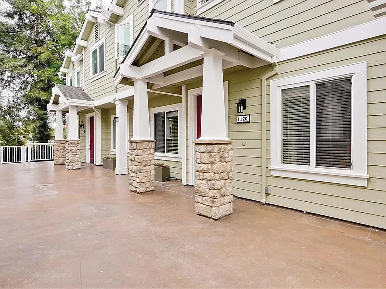 1120 Boranda Ave — Photo 2