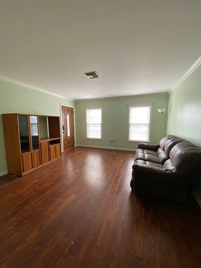 Large Family Home — Photo 3