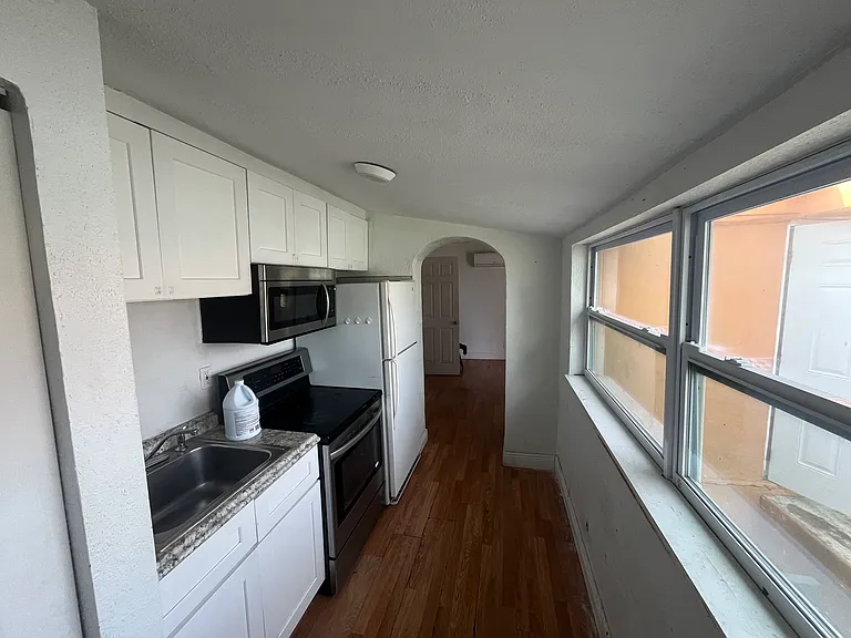 1018 N 17th Ct #1B — Photo 7