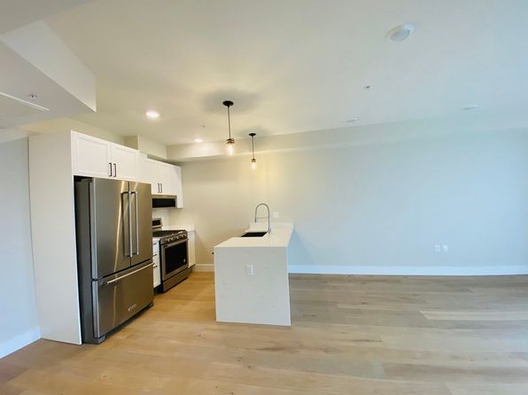 305 Webster Ave #401