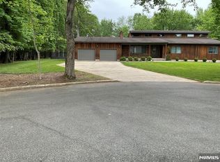 625 Roberge Dr, River Vale, NJ 07675