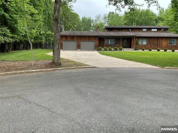 625 Roberge Dr, River Vale, NJ 07675