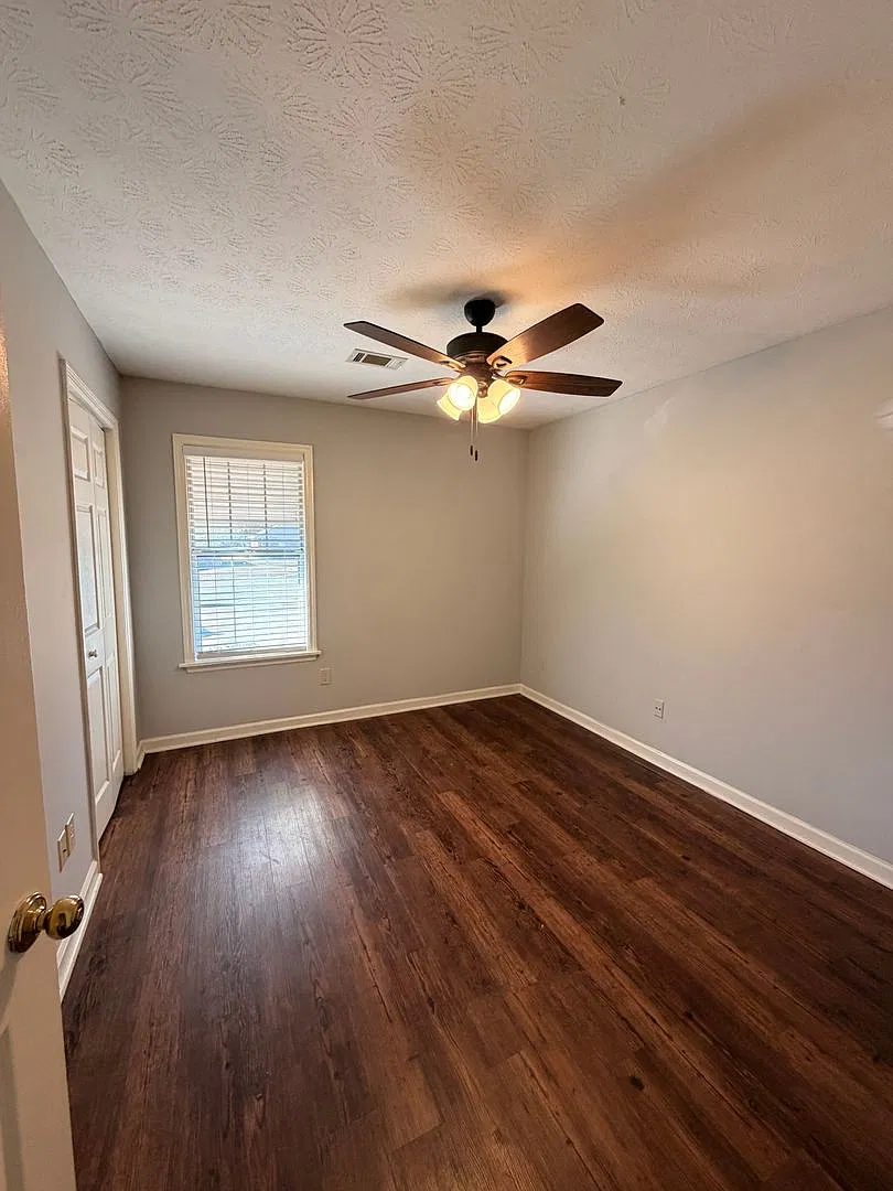 Updated 3 Bedroom, 2 Bathroom Rental Convenient Location! — Photo 2