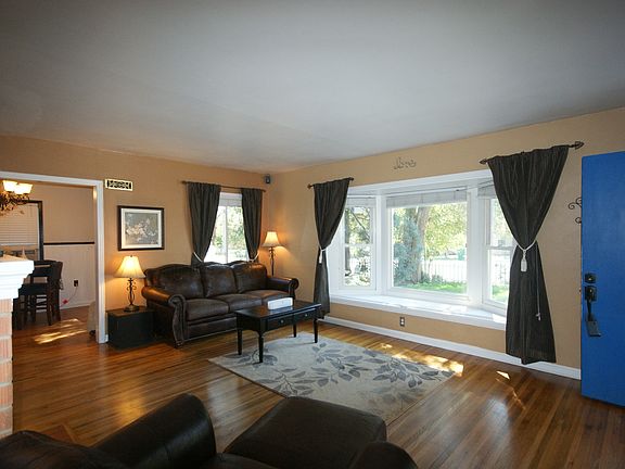 Bay Window w/Window Seat