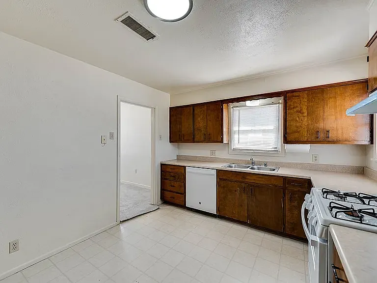 2708 Delano Ave — Photo 12